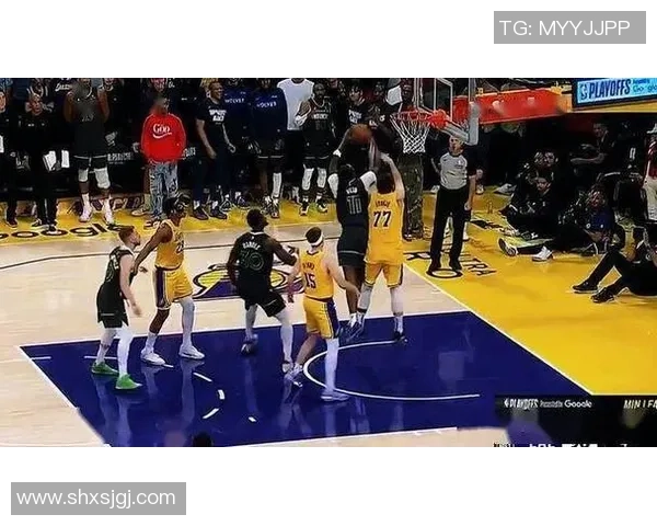 勇士与湖人激战12月19日NBA巅峰对决引发球迷热议